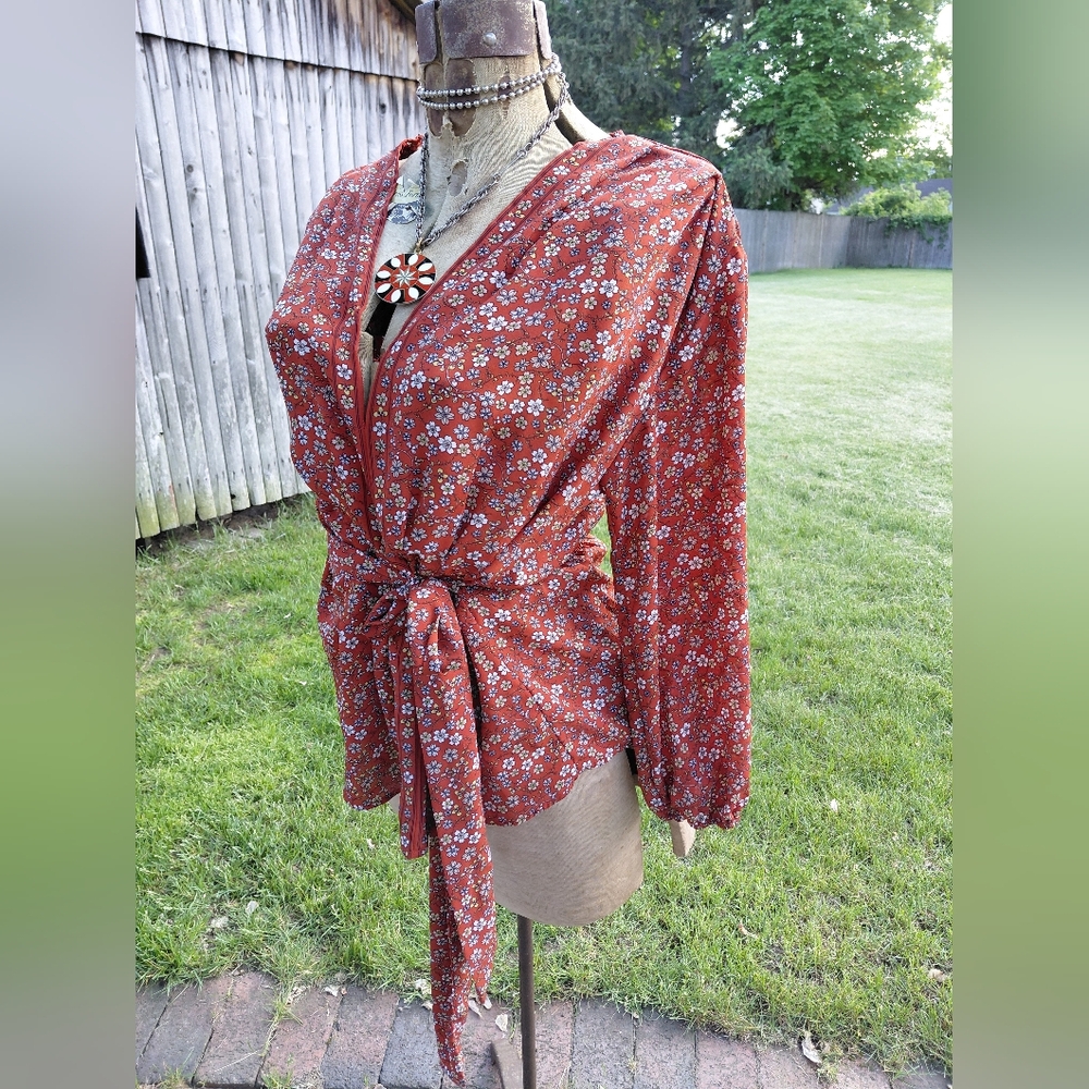 Max Studio flowy red geometric tiny print wrap sash shirt V neckline Womens M - Picture 10 of 11
